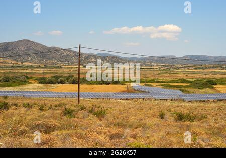 Solarenergiefeld im Süden von Rhodos, Griechenland Stockfoto