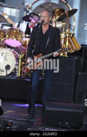 Manhattan, Vereinigte Staaten Von Amerika. Dezember 2008. NEW YORK, NY - 09. OKTOBER: Lindsey Buckingham von Fleetwood Mac tritt während des "Today" von NBC am 9. Oktober 2014 auf der Rockefeller Plaza in New York City auf. Personen: Lindsey Buckingham Kredit: Storms Media Group/Alamy Live News Stockfoto