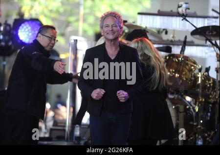 Manhattan, Vereinigte Staaten Von Amerika. Dezember 2008. NEW YORK, NY - 09. OKTOBER: Lindsey Buckingham von Fleetwood Mac tritt während des "Today" von NBC am 9. Oktober 2014 auf der Rockefeller Plaza in New York City auf. Personen: Lindsey Buckingham Kredit: Storms Media Group/Alamy Live News Stockfoto