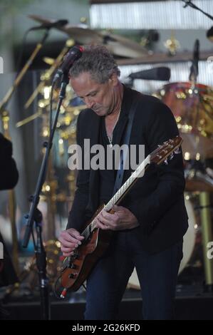 Manhattan, Vereinigte Staaten Von Amerika. Dezember 2008. NEW YORK, NY - 09. OKTOBER: Lindsey Buckingham von Fleetwood Mac tritt während des "Today" von NBC am 9. Oktober 2014 auf der Rockefeller Plaza in New York City auf. Personen: Lindsey Buckingham Kredit: Storms Media Group/Alamy Live News Stockfoto