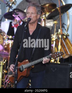 Manhattan, Vereinigte Staaten Von Amerika. Dezember 2008. NEW YORK, NY - 09. OKTOBER: Lindsey Buckingham von Fleetwood Mac tritt während des "Today" von NBC am 9. Oktober 2014 auf der Rockefeller Plaza in New York City auf. Personen: Lindsey Buckingham Kredit: Storms Media Group/Alamy Live News Stockfoto