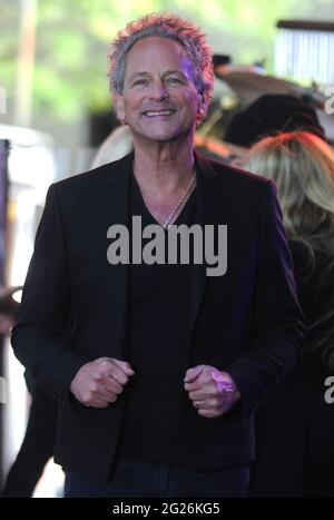 Manhattan, Vereinigte Staaten Von Amerika. Dezember 2008. NEW YORK, NY - 09. OKTOBER: Lindsey Buckingham von Fleetwood Mac tritt während des "Today" von NBC am 9. Oktober 2014 auf der Rockefeller Plaza in New York City auf. Personen: Lindsey Buckingham Kredit: Storms Media Group/Alamy Live News Stockfoto