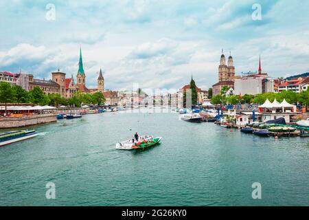 Grossmünster, Fraumünster und St. Peter Kirche in der Nähe der Limmat im Zentrum der Stadt Zürich in der Schweiz Stockfoto