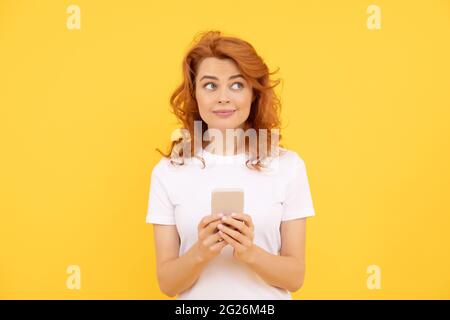 Mädchen chatten online. sms und Instant Messaging. Eingabe und SMS. Blogger verwenden Smartphone. Stockfoto