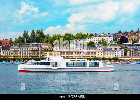 Touristische Bootsfahrt am Vierwaldstätter See in der Nähe von Luzern oder Stadt Luzern in der Zentralschweiz Stockfoto