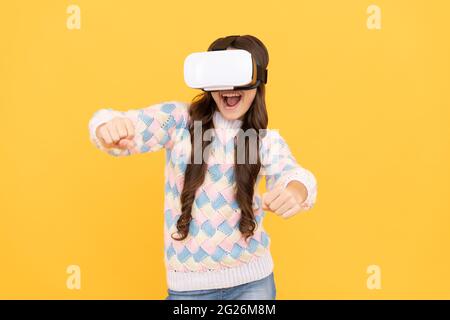 Happy teen Mädchen tragen drahtlose VR-Brille. Mit VR-Headset. Kind spielen Videospiel. Digitale Zukunft Stockfoto