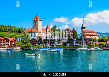 Spiez Burg oder Schloss Spiez und der Schlosskirche in der Nähe des Thuner See in Spiez Stadt Bern Kanton der Schweiz Stockfoto