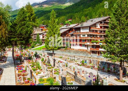 Bergsteigerfriedhof und traditionelle lokale Häuser im Zentrum der Stadt Zermatt im Kanton Wallis der Schweiz Stockfoto