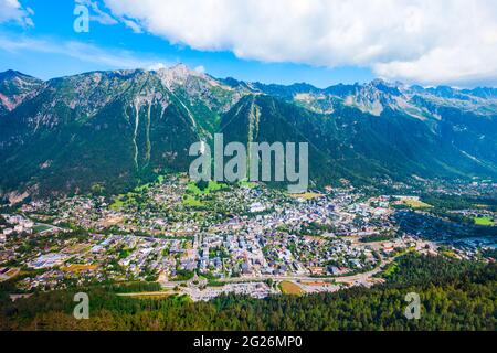 Chamonix Antenne Panoramablick. Chamonix Mont Blanc ist eine Gemeinde und Stadt im Südosten von Frankreich Stockfoto