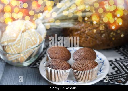 Cupcakes in Papierformen auf einem verschwommenen Hintergrund mit Bokeh Stockfoto