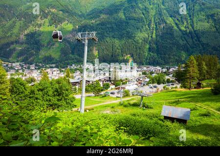 Chamonix Seilbahn aus der Luft Panoramablick. Chamonix Mont Blanc ist eine Gemeinde und Stadt im Südosten Frankreichs Stockfoto