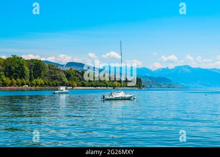 Einsame Yacht im Hafen von Lausanne. Losanna ist Hauptstadt und größte Stadt des Kantons Waadt, am Ufer des Genfer Sees in der Schweiz. Stockfoto