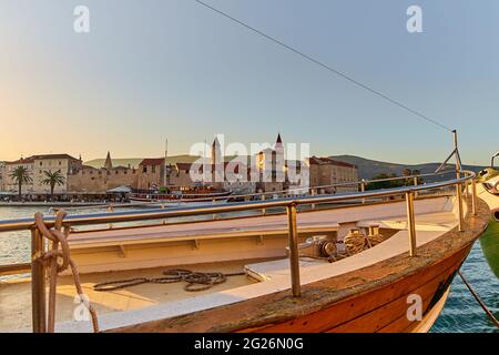 Blick auf Trogir anchient Stadt während des Sonnenuntergangs, Kroatien Stockfoto