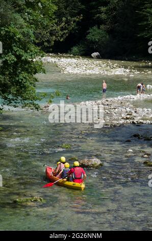 Kajakfahren auf dem Fluss Sava Bohinjika Bohinj Slowenien Stockfoto