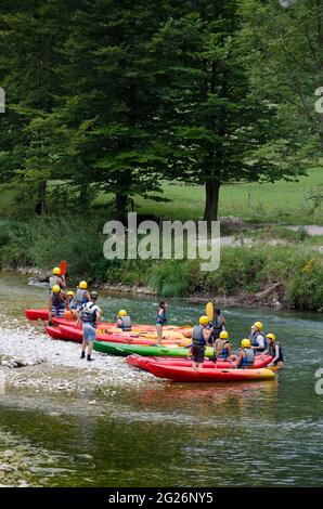 Kajakfahren Unterricht auf dem Fluss Bohinjika Bohinj Triglav Nationalpark Slowenien Stockfoto