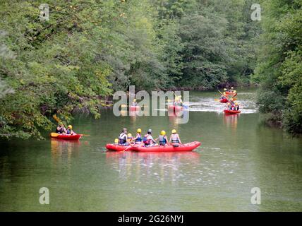 Kajakfahren Unterricht auf dem Fluss Bohinjika Bohinj Triglav Nationalpark Slowenien Stockfoto