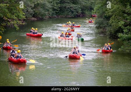 Kajakfahren Unterricht auf dem Fluss Bohinjika Bohinj Triglav Nationalpark Slowenien Stockfoto