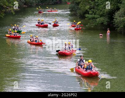 Kajakfahren Unterricht auf dem Fluss Bohinjika Bohinj Triglav Nationalpark Slowenien Stockfoto