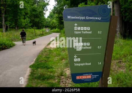 Besucher spazieren am Sonntag, 6. Juni 2021, über den Mississippi Greenway im Cliff Cave County Park im Süden von St. Louis County. Stockfoto