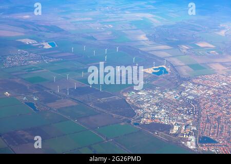 Mosonmagyarovar Stadt in Ungarn Blick von oben. Luftaufnahme von Windenergieanlagen auf dem Feld Stockfoto