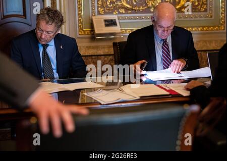 Washington, USA. Juni 2021. Senator Ron Paul (R-KY), links, und Senator Ben Cardin (D-MD), rechts, überprüfen am Dienstag, den 8. Juni, Dokumente mit Mitarbeitern im US-Kapitol in Washington, DC, 2021. Letzte Woche bekräftigte Senator Joe Manchin (D-WV) erneut seine Ablehnung der Aufhebung des Filibusters und kündigte seine Opposition gegen einen demokratischen Gesetzesentwurf zur Abstimmung über die Stimmrechte als parteiübergreifende Abstimmung über die chinesische Politik heute an. (Graeme Sloan/Sipa USA) Quelle: SIPA USA/Alamy Live News Stockfoto