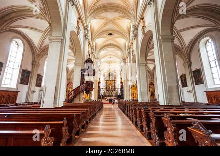 LUZERN, SCHWEIZ - 11. JULI 2019: Kirche St. Leodegar oder Hofkirche St. Leodegar ist eine römisch-katholische Kirche in der Stadt Luzern, Schweiz Stockfoto