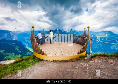 WENGEN, SCHWEIZ - 14. JULI 2019: Nicht identifizierte Touristen am Mannlichen Aussichtspunkt in der Nähe der Stadt Wengen im Lauterbrunnental in der Schweiz Stockfoto