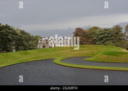 Eine Kombination aus Garten, Skulptur und Landkunst; die „Landform Ueda“ liegt außerhalb des Museums für Moderne Kunst in Edinburgh im Westen der Stadt. Stockfoto