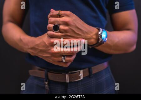 Hispanischer Mann, der eine Uhr und Ringe trägt Stockfoto