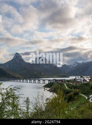 Vertikale Aufnahme der Berglandschaft über dem Stausee Riano in Spanien Stockfoto