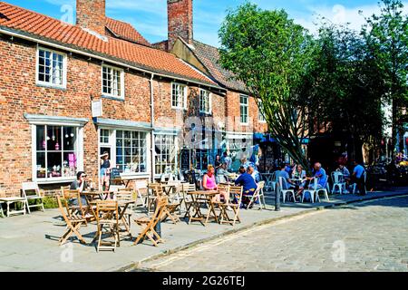 Colege Street, Leute, die draußen sitzen, essen und trinken, York, England, Juni 2021