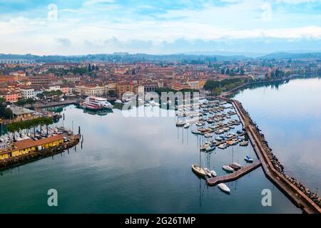 Desenzano del Garda Hafen Antenne Panoramablick. Desenzano ist eine Stadt am Ufer des Gardasees in der Provinz Brescia in der Lombardei, Italien. Stockfoto