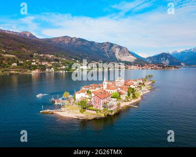 Isola dei Pescatori und Stresa Antenne Panoramablick. Isola dei Pescatori oder Fishermens Island ist eine Insel im Lago Maggiore in Norditalien. Stockfoto