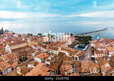 Desenzano del Garda Hafen Antenne Panoramablick. Desenzano ist eine Stadt am Ufer des Gardasees in der Provinz Brescia in der Lombardei, Italien. Stockfoto