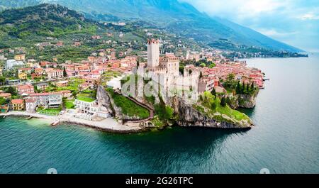 Scaliger Burg oder Castello Scaligero ist eine mittelalterliche Festung in der Altstadt von Malcesine am Ufer des Gardasees in der Provinz von Verona, Italien Stockfoto