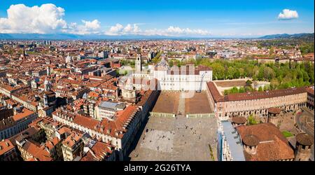 Piazza Castello oder Castle Square Antenne Panoramablick, ein Hauptplatz im Zentrum der Stadt Turin, der Region Piemont in Italien Stockfoto