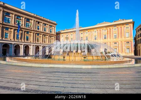 Der Dogenpalast oder Palazzo Ducale ist ein historisches Gebäude an der Piazza De Ferrari oder dem Ferrari-Platz in Genua, Italien Stockfoto