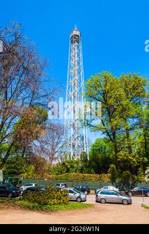 Torre Branca Tower ist ein Aussichtsturm aus Eisen im Parco Sempione, dem Hauptstadtpark von Mailand in Italien Stockfoto