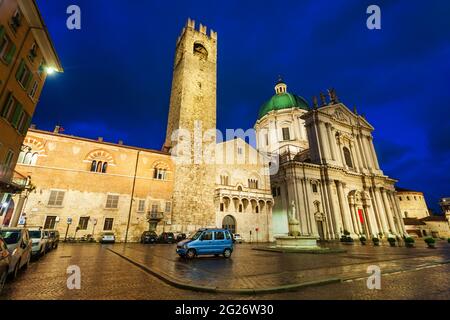 Neue Kathedrale oder Duomo Nuovo und der alten Kathedrale oder Duomo Vecchio Antenne Panoramablick in Brescia Stadt in Nord Italien Stockfoto