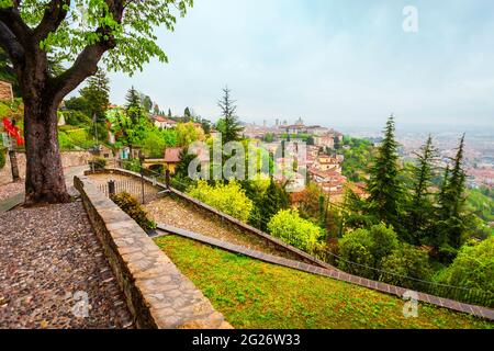 Bergamo obere Stadt Antenne Panoramablick. Bergamo ist eine Stadt in der alpinen Region Lombardei in Norditalien. Stockfoto