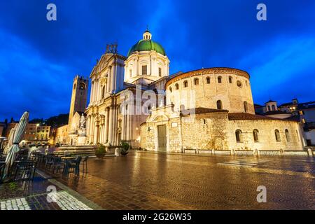 Neue Kathedrale oder Duomo Nuovo und der alten Kathedrale oder Duomo Vecchio auf der Piazza Paolo Square in Brescia, Stadt im Norden von Italien Stockfoto