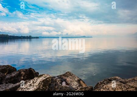 Ufer des Gardasees von Desenzano Stadt in der Provinz Brescia in Lombardei, Italien Stockfoto