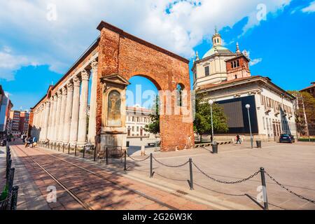 Die Colonne oder Columns di San Lorenzo ist eine antike römische Ruine, die sich vor der Basilika San Lorenzo in Mailand, Italien, befindet Stockfoto