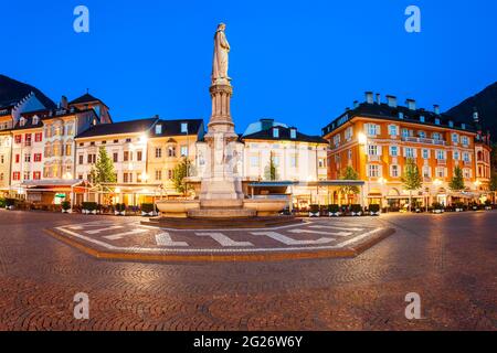 Waltherplatz oder Piazza Walther von der Vogelweide ist der Hauptplatz in der Stadt Bozen in Südtirol, Italien Stockfoto