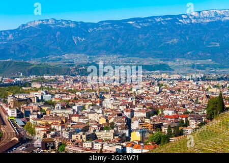 Bozen Antenne Panoramablick. Bozen ist die Hauptstadt der Provinz Südtirol in Norditalien. Stockfoto