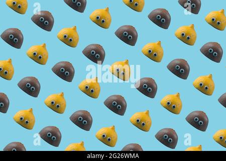 Zitronen- und Kiwi-Hälfte mit Spielzeugaugen multipliziert auf trendigem weichen blauen Hintergrund. Minimales abstraktes Sommerkonzept. Sommerspass-Idee. Stockfoto