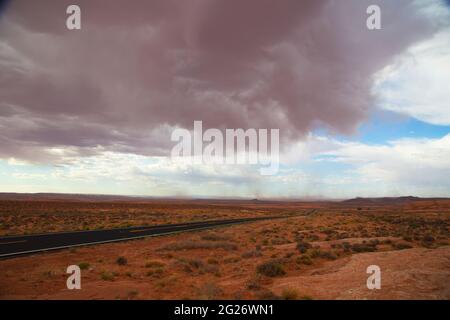 Sandsturm und Regenwolken in der Wüste von Arizona Stockfoto