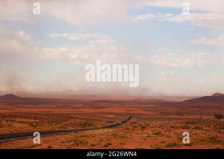 Sandsturm und Regenwolken in der Wüste von Arizona Stockfoto