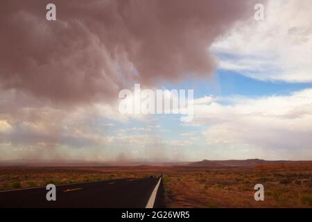 Sandsturm und Regenwolken in der Wüste von Arizona Stockfoto