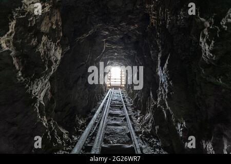 Blick in einen alten, beängstigenden, verlassenen Goldminentunnel. Stockfoto
